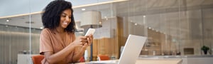 Digitaal loket - vrouw telefoon laptop (1)