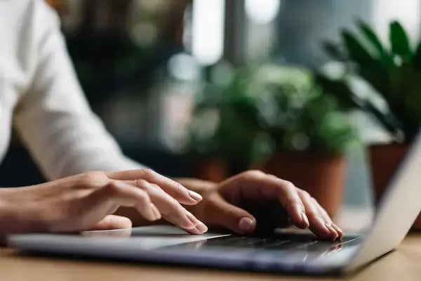 search_on_laptop
