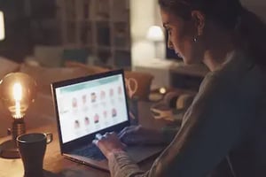 woman_browsing_on_laptop